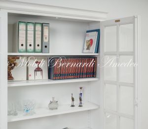 Libreria vetrina in legno massello 2 ante con inglesina finitura laccata colore bianco